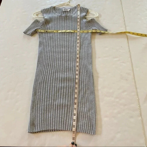 LF SEEK The Label Dress Womens Size Medium Ribbed Knit Cold Shoulder Gray Gray - Picture 6 of 6